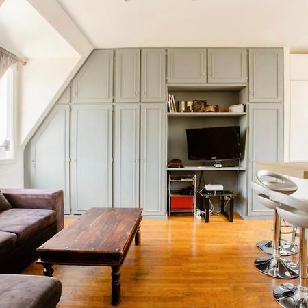 Beautiful Apartment With A View Of Eiffel Tower In Center Париж Екстериор снимка