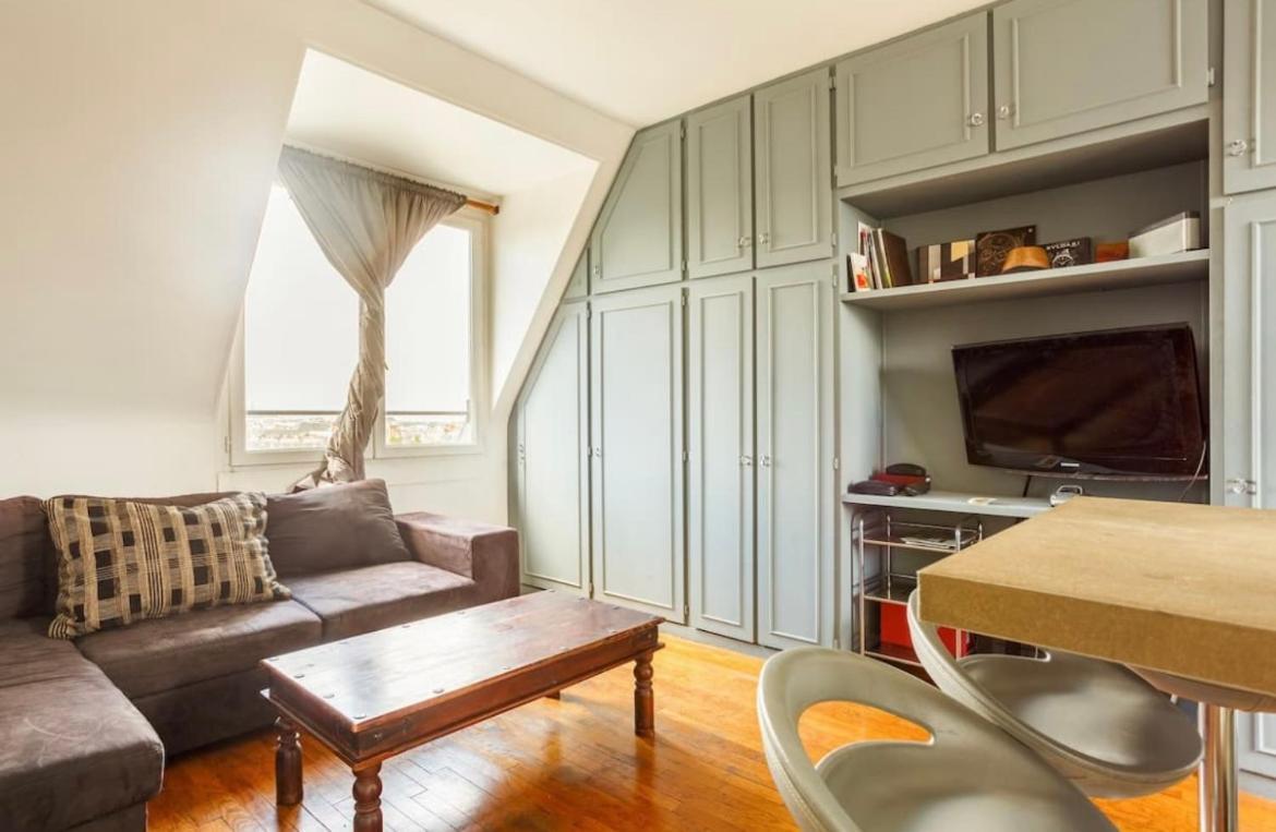 Beautiful Apartment With A View Of Eiffel Tower In Center Париж Екстериор снимка