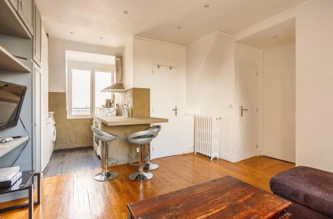 Beautiful Apartment With A View Of Eiffel Tower In Center Париж Екстериор снимка