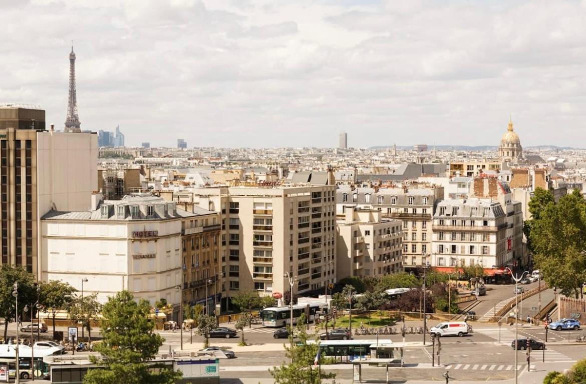 Beautiful Apartment With A View Of Eiffel Tower In Center Париж Екстериор снимка