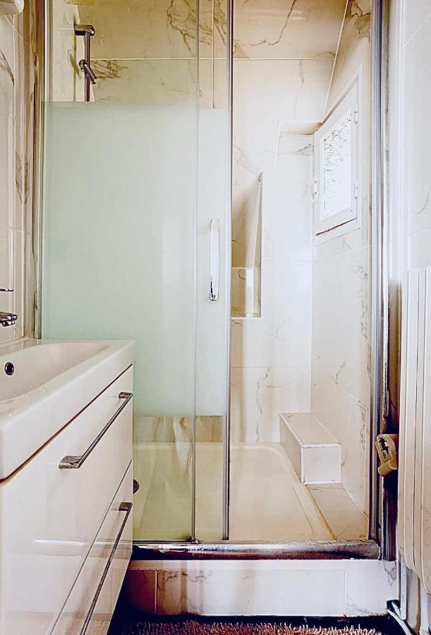 Beautiful Apartment With A View Of Eiffel Tower In Center Париж Екстериор снимка