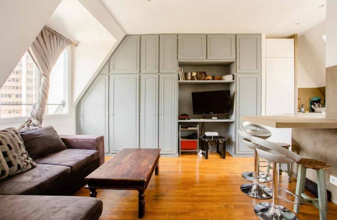 Beautiful Apartment With A View Of Eiffel Tower In Center Париж Екстериор снимка