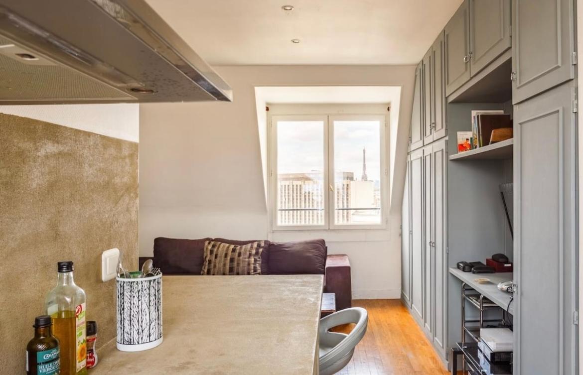 Beautiful Apartment With A View Of Eiffel Tower In Center Париж Екстериор снимка