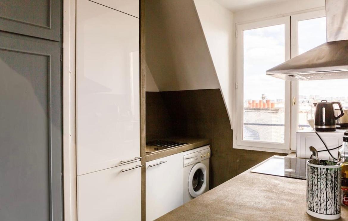 Beautiful Apartment With A View Of Eiffel Tower In Center Париж Екстериор снимка