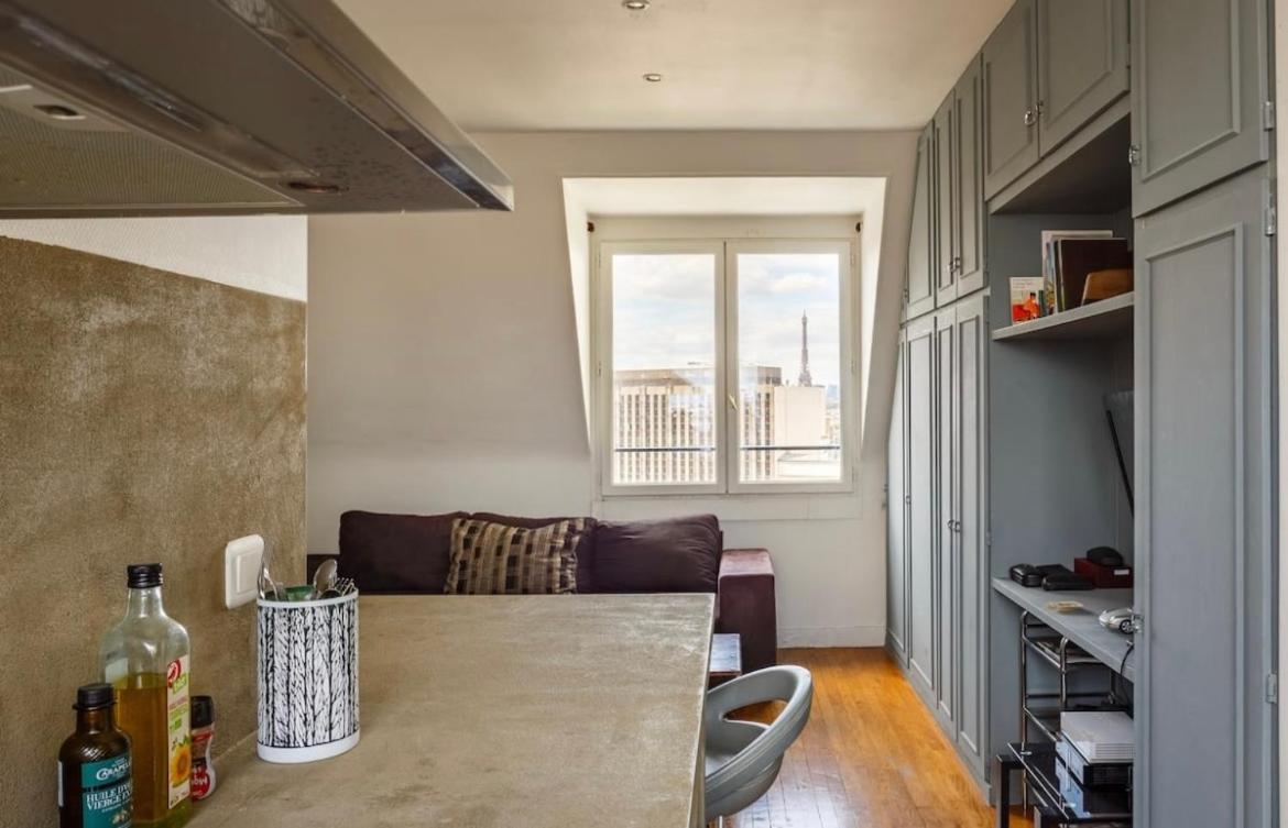 Beautiful Apartment With A View Of Eiffel Tower In Center Париж Екстериор снимка